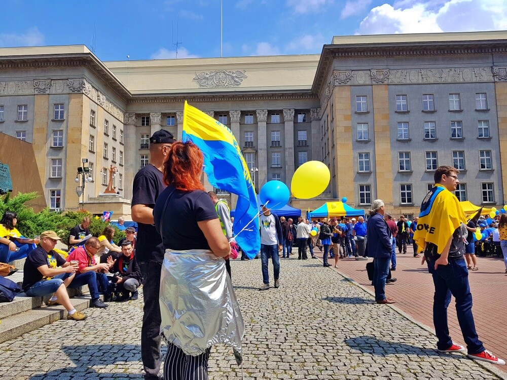 Morze żółto-niebieskich flag i hasła o  Górnym Śląsku, autonomii i samorządności - ulicami Katowic przeszedł 13. Marsz Autonomii. Wydarzenie organizowane jest przez Ruch Autonomii Śląska na pamiątkę przyznania autonomii przedwojennemu województwu śląskiemu.