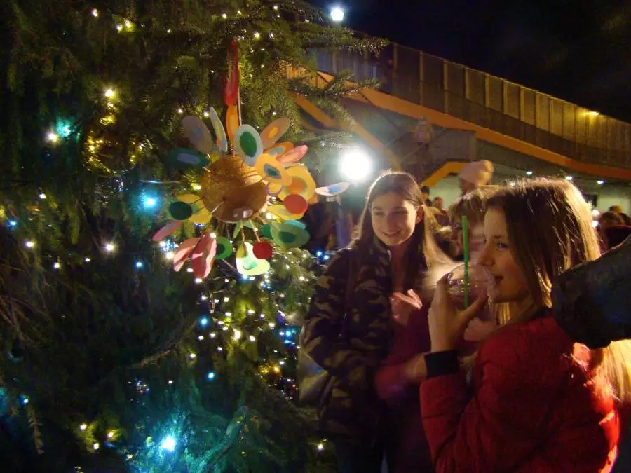 To już świąteczna tradycja w Chorzowie. Mieszkańcy miasta, tuż przed Bożym Narodzenie, spotykają się by wspólnie przystroić miejską choinkę. Tak było również w tym roku i choinka stojąca obok poczty znów została pięknie przyozdobiona.