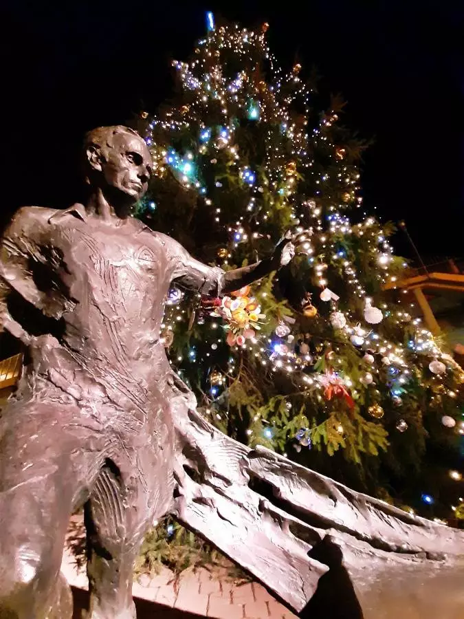 To już świąteczna tradycja w Chorzowie. Mieszkańcy miasta, tuż przed Bożym Narodzenie, spotykają się by wspólnie przystroić miejską choinkę. Tak było również w tym roku i choinka stojąca obok poczty znów została pięknie przyozdobiona.