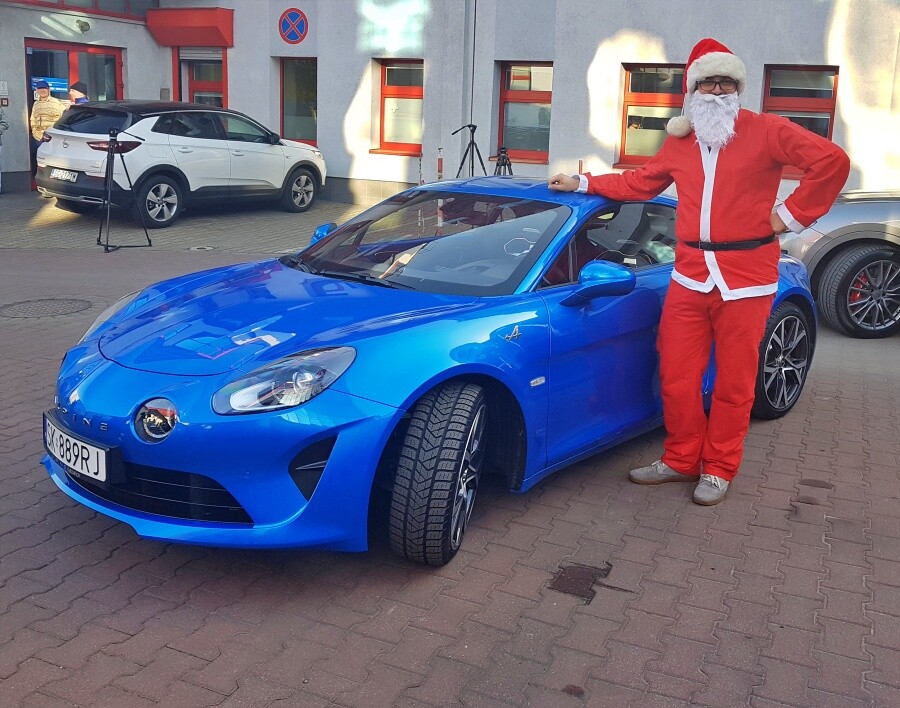 Zamiast sań i reniferów były sportowe samochody, które wzbudziły zachwyt dzieci i... dorosłych. Małych pacjentów w Zespole Szpitali Miejskich w Chorzowie odwiedzili Mikołaje, którzy przyjechali Ferrari, Maserati i Alpine.