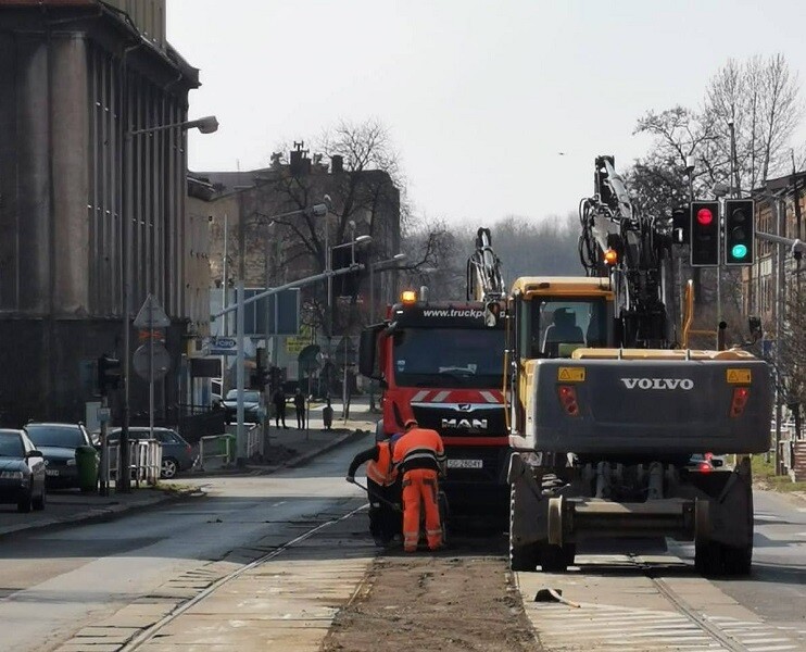 Spółka Tramwaje Śląskie na terenie Chorzowa prowadzi kilka inwestycji. Remontowane jest torowisko przy ulicach 3 Maja, Hajduckiej i Powstańców. Okazuje się, że wykonawcy mierzą się z wieloma problemami, a prace mogą potrwać nieco dłużej niż zakładano.
