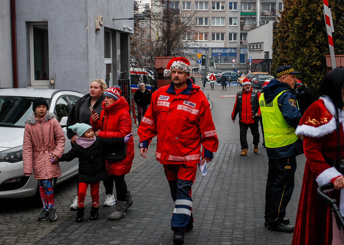 Kolejna akcja MotoMikołaje za nami, kilkudziesięciu motocyklistów i kierowców quadów, a także dwóch prezydentów śląskich miast rozdawało dziś prezenty.