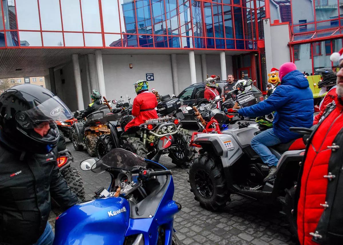 Kolejna akcja MotoMikołaje za nami, kilkudziesięciu motocyklistów i kierowców quadów, a także dwóch prezydentów śląskich miast rozdawało dziś prezenty.