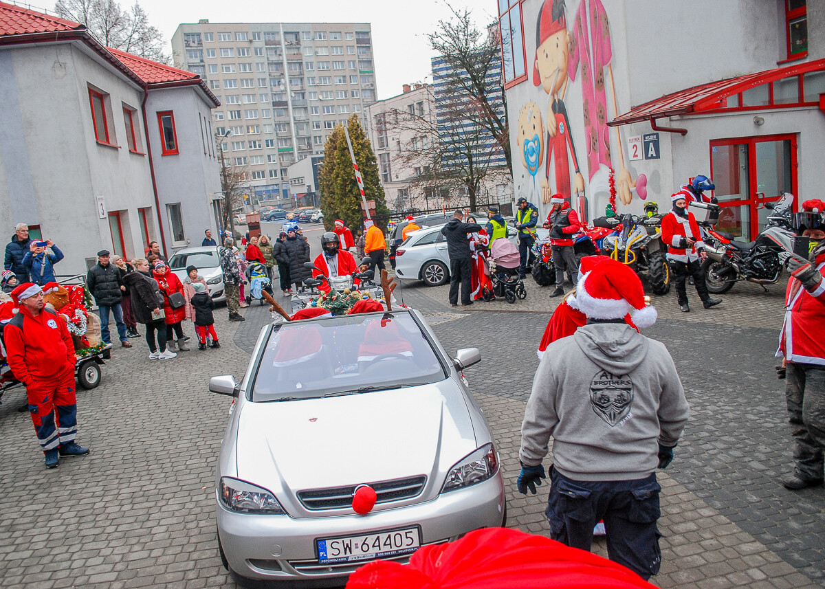 Kolejna akcja MotoMikołaje za nami, kilkudziesięciu motocyklistów i kierowców quadów, a także dwóch prezydentów śląskich miast rozdawało dziś prezenty.