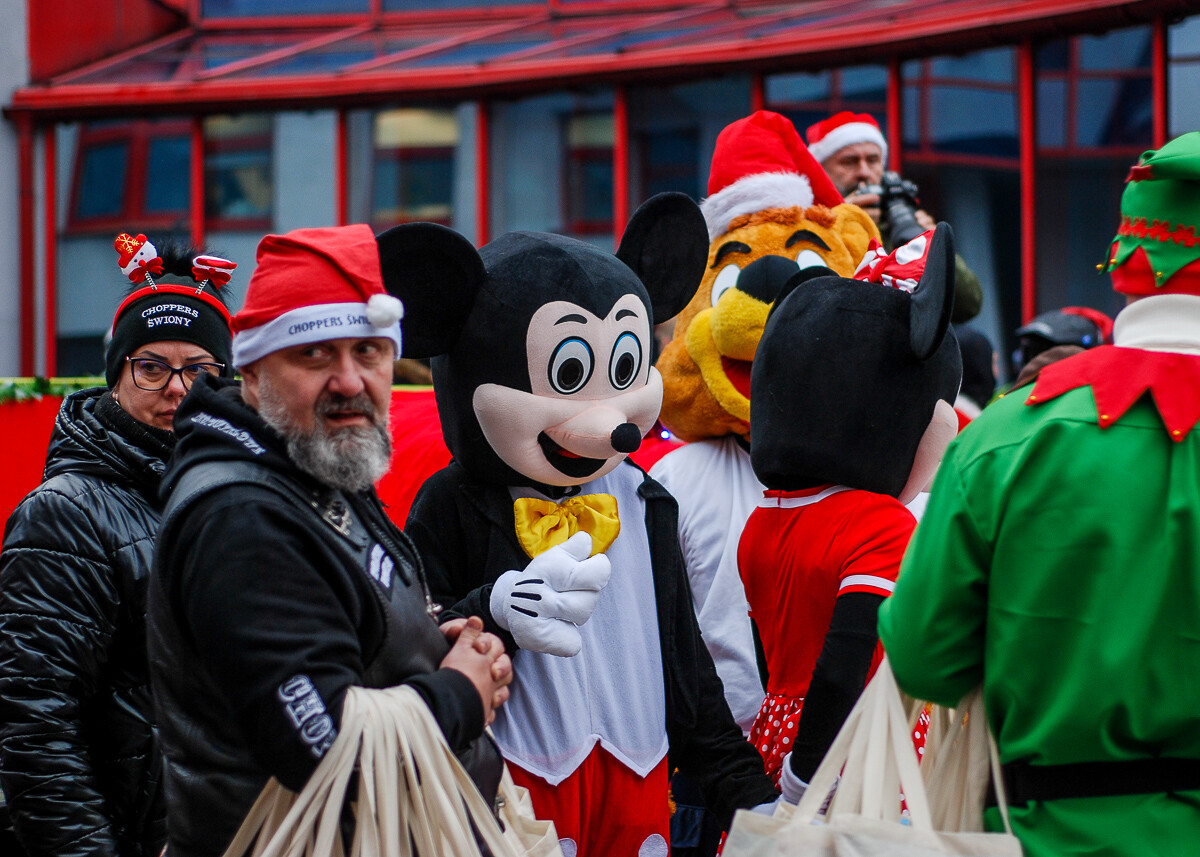 Kolejna akcja MotoMikołaje za nami, kilkudziesięciu motocyklistów i kierowców quadów, a także dwóch prezydentów śląskich miast rozdawało dziś prezenty.