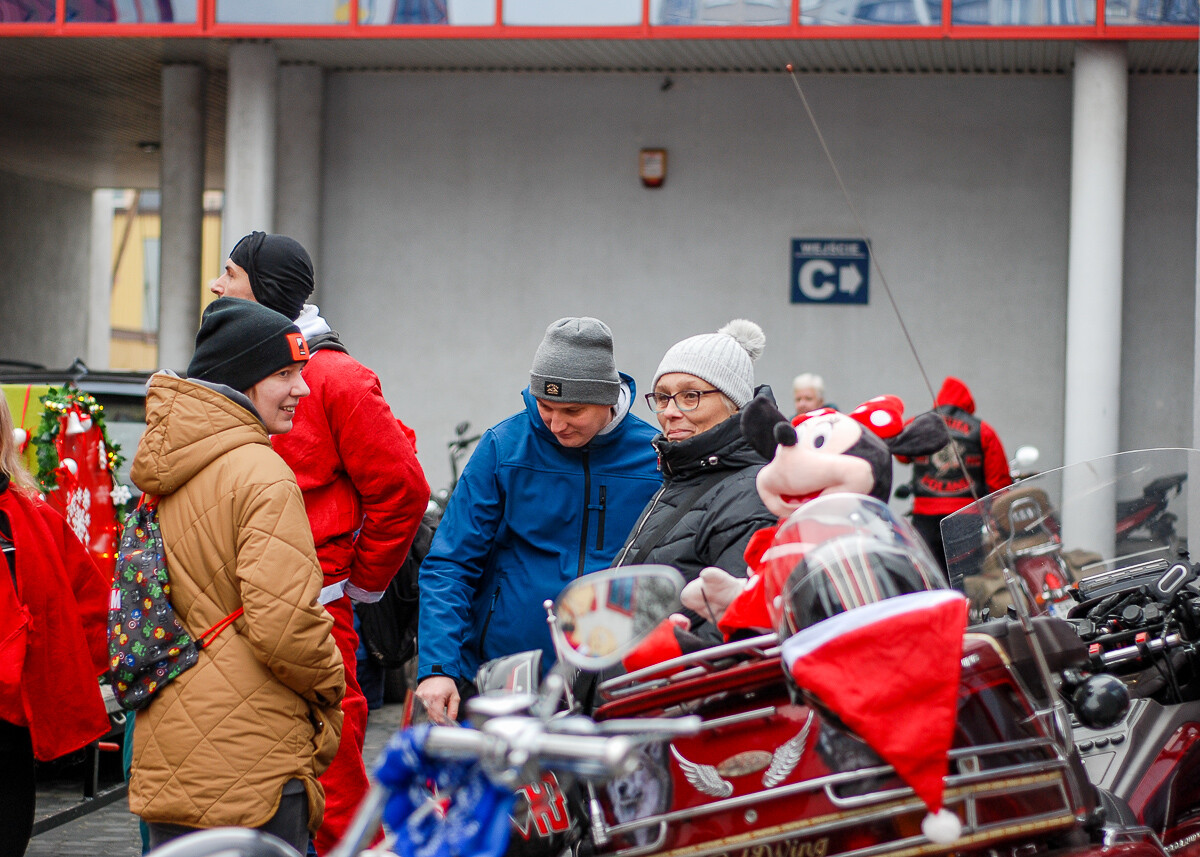 Kolejna akcja MotoMikołaje za nami, kilkudziesięciu motocyklistów i kierowców quadów, a także dwóch prezydentów śląskich miast rozdawało dziś prezenty.