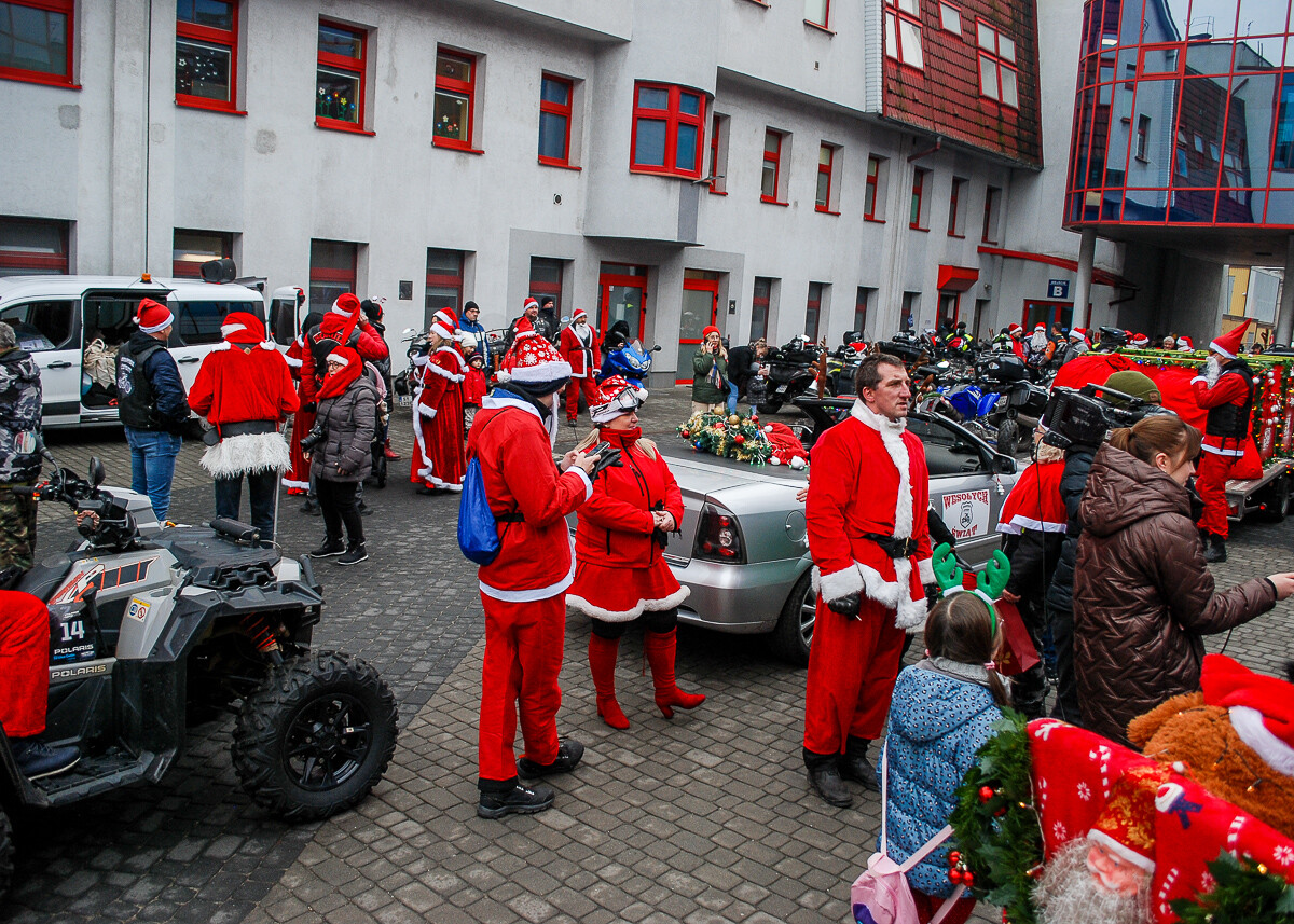 Kolejna akcja MotoMikołaje za nami, kilkudziesięciu motocyklistów i kierowców quadów, a także dwóch prezydentów śląskich miast rozdawało dziś prezenty.