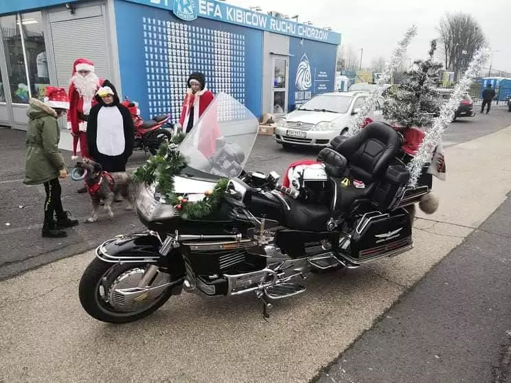 Widzieliście wczoraj Świętego Mikołaja? Jeździł ulicami Chorzowa otoczony potężna motocyklowo-quadową obstawą! To przedsięwzięcie Stowarzyszenia Motocyklowi Dawcy Szczęścia, którzy przyjechali z Mysłowic, aby przekazać dary dla pacjentów Zespołu Szpitali Miejskich w Chorzowie. 