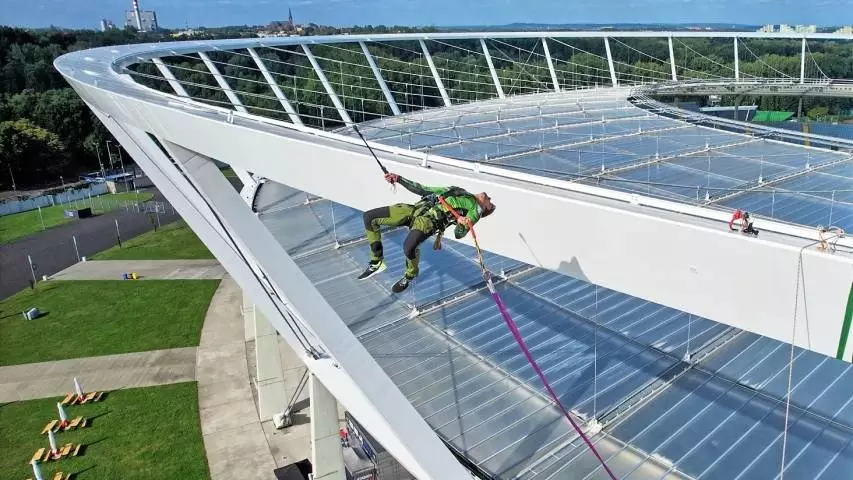 Na dachu Stadionu Śląskiego otwarto platformę do skoków/fot. DreamJump