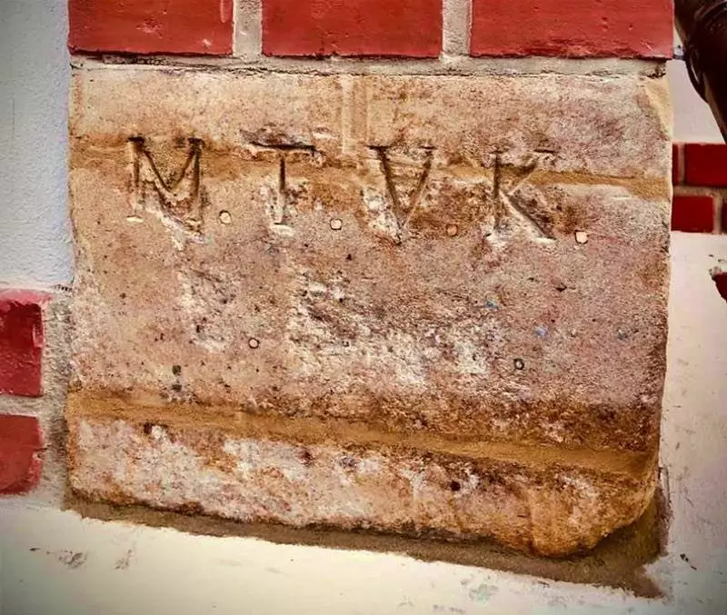 Naprawiono zniszczony kamień narożny zabytkowego gmachu w Chorzowie