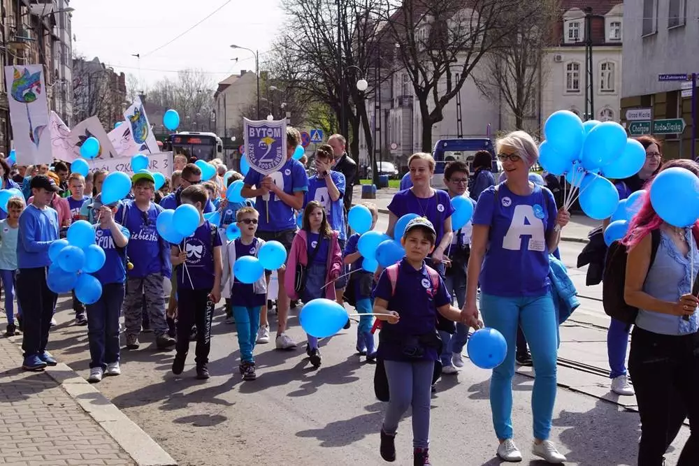 Ulicami Świętochłowic przeszedł dzisiaj "Niebieski Marsz" - akcja zorganizowana w związku z obchodami Światowego Dnia Świadomości Autyzmu. Po raz kolejny wydarzenie zostało zorganizowane przez Fundację Spectrum Liberi oraz Stowarzyszenie na rzecz Autyzmu Kokardka wraz z innymi instytucjami.
