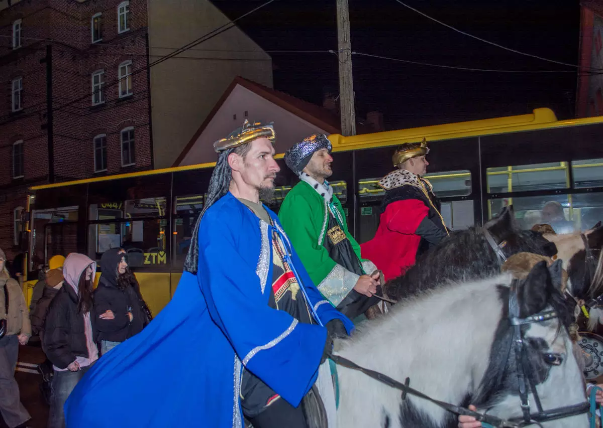 Tłum ludzi wziął dziś udział w tegorocznym Orszaku Trzech Króli, który przeszedł ulicami Chorzowa Starego. Byliśmy na miejscu, mamy zdjęcia i relację video!