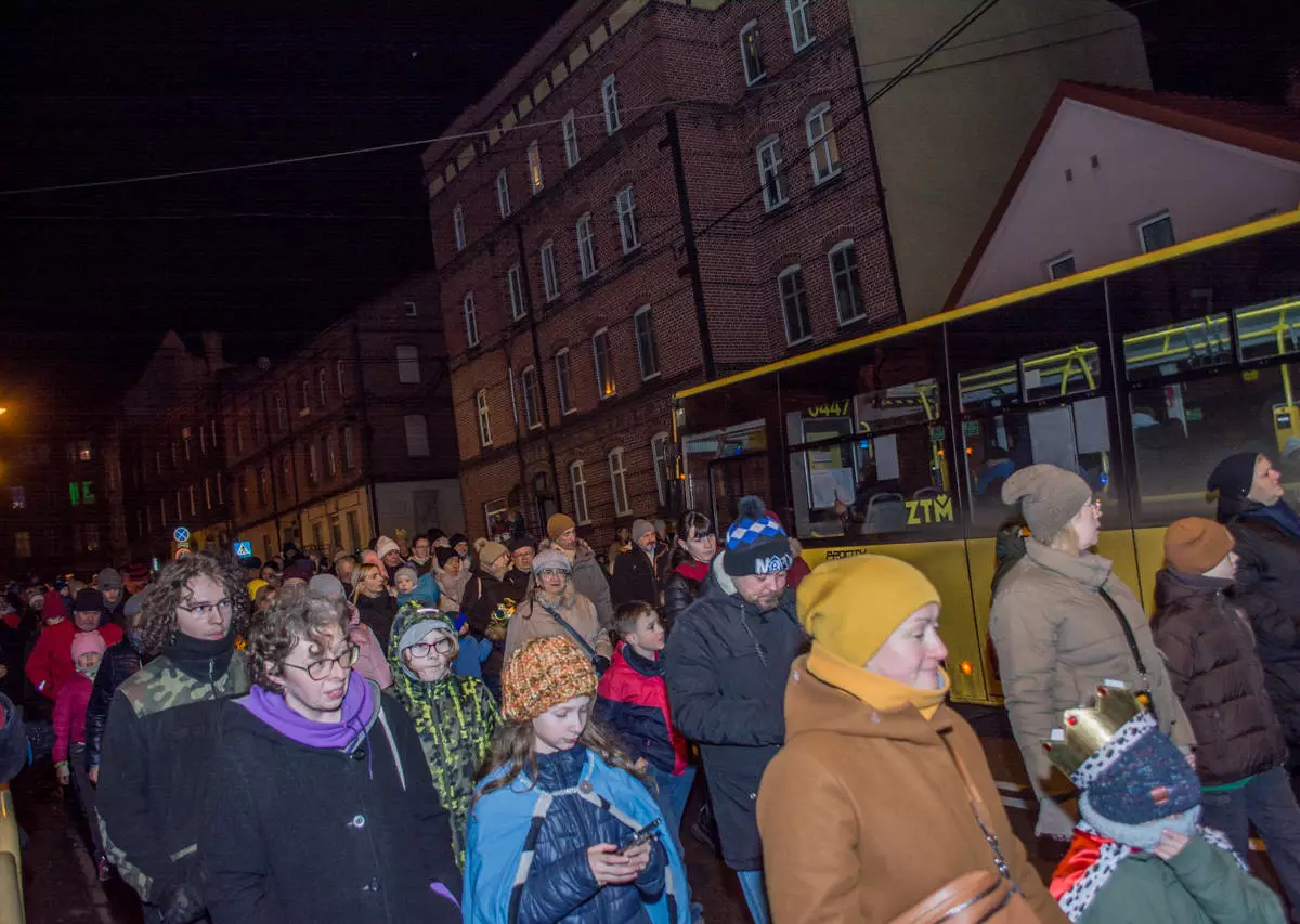 Tłum ludzi wziął dziś udział w tegorocznym Orszaku Trzech Króli, który przeszedł ulicami Chorzowa Starego. Byliśmy na miejscu, mamy zdjęcia i relację video!