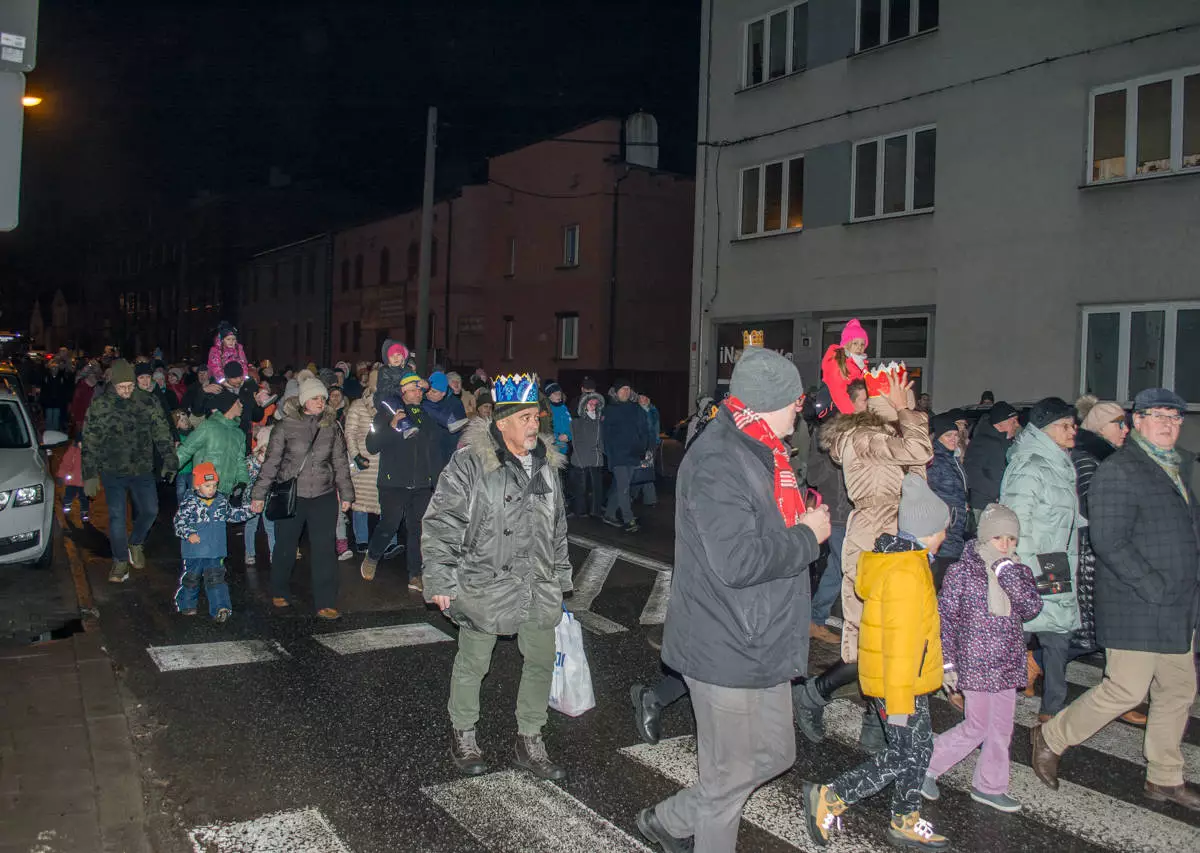 Tłum ludzi wziął dziś udział w tegorocznym Orszaku Trzech Króli, który przeszedł ulicami Chorzowa Starego. Byliśmy na miejscu, mamy zdjęcia i relację video!