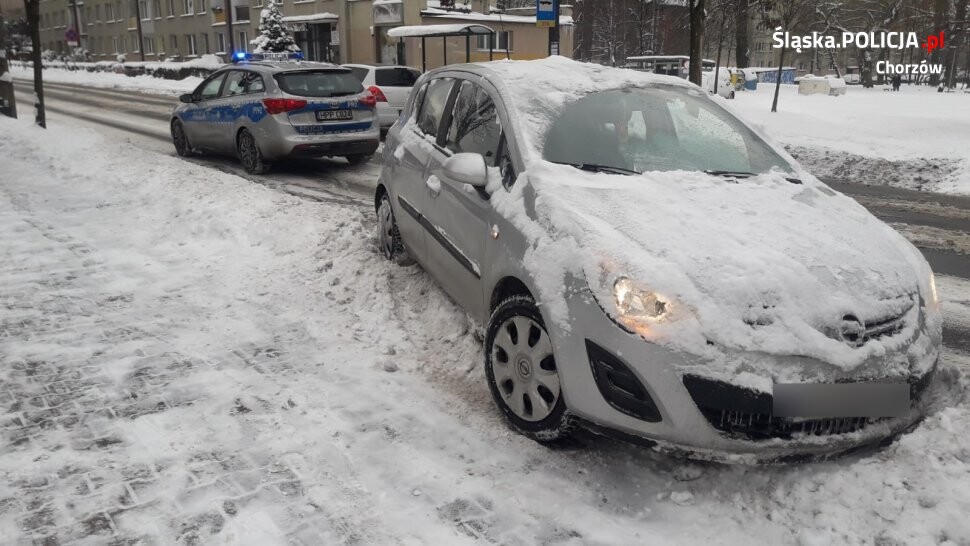 Oszronione szyby i samochód pokryty &#347;niegiem - czym grozi taka jazda?