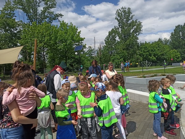 Wodny Plac Zabaw w Chorzowie został oficjalnie otwarty! Inauguracja jego działalności miała miejsce 1 czerwca, czyli w Dniu Dziecka. Przypomnijmy, że wodna atrakcja powstała na skwerze przy ulicy Floriańskiej. Jest to pierwszy wodny plac zabaw w Chorzowie. Inwestycja kosztowała 2 miliony złotych, a jej realizacja rozpoczęła się w połowie ubiegłego roku. 