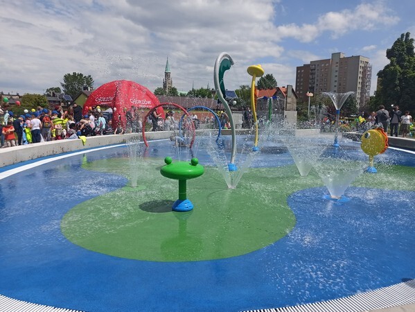Wodny Plac Zabaw w Chorzowie został oficjalnie otwarty! Inauguracja jego działalności miała miejsce 1 czerwca, czyli w Dniu Dziecka. Przypomnijmy, że wodna atrakcja powstała na skwerze przy ulicy Floriańskiej. Jest to pierwszy wodny plac zabaw w Chorzowie. Inwestycja kosztowała 2 miliony złotych, a jej realizacja rozpoczęła się w połowie ubiegłego roku. 