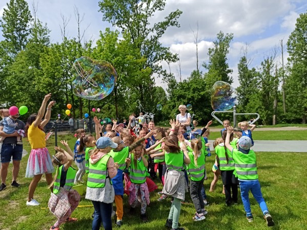 Wodny Plac Zabaw w Chorzowie został oficjalnie otwarty! Inauguracja jego działalności miała miejsce 1 czerwca, czyli w Dniu Dziecka. Przypomnijmy, że wodna atrakcja powstała na skwerze przy ulicy Floriańskiej. Jest to pierwszy wodny plac zabaw w Chorzowie. Inwestycja kosztowała 2 miliony złotych, a jej realizacja rozpoczęła się w połowie ubiegłego roku. 