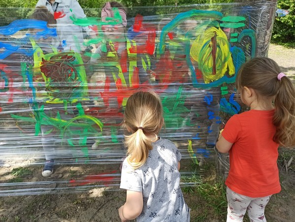 Wodny Plac Zabaw w Chorzowie został oficjalnie otwarty! Inauguracja jego działalności miała miejsce 1 czerwca, czyli w Dniu Dziecka. Przypomnijmy, że wodna atrakcja powstała na skwerze przy ulicy Floriańskiej. Jest to pierwszy wodny plac zabaw w Chorzowie. Inwestycja kosztowała 2 miliony złotych, a jej realizacja rozpoczęła się w połowie ubiegłego roku. 