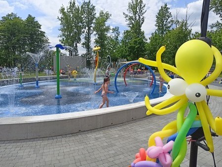 Wodny Plac Zabaw w Chorzowie został oficjalnie otwarty! Inauguracja jego działalności miała miejsce 1 czerwca, czyli w Dniu Dziecka. Przypomnijmy, że wodna atrakcja powstała na skwerze przy ulicy Floriańskiej. Jest to pierwszy wodny plac zabaw w Chorzowie. Inwestycja kosztowała 2 miliony złotych, a jej realizacja rozpoczęła się w połowie ubiegłego roku. 