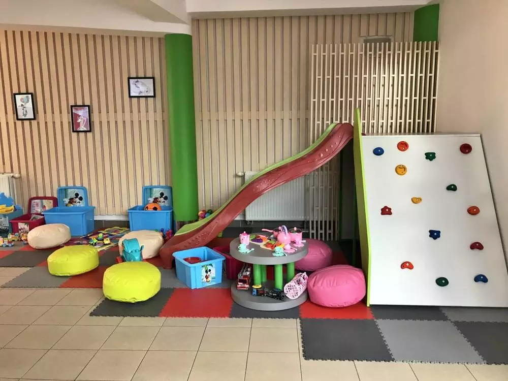 W szpitalu dziecięcym w Chorzowie oddano do użytku Strefę Rodzica. To plac zabaw ze zjeżdżalniami, huśtawkami i zabawkami.