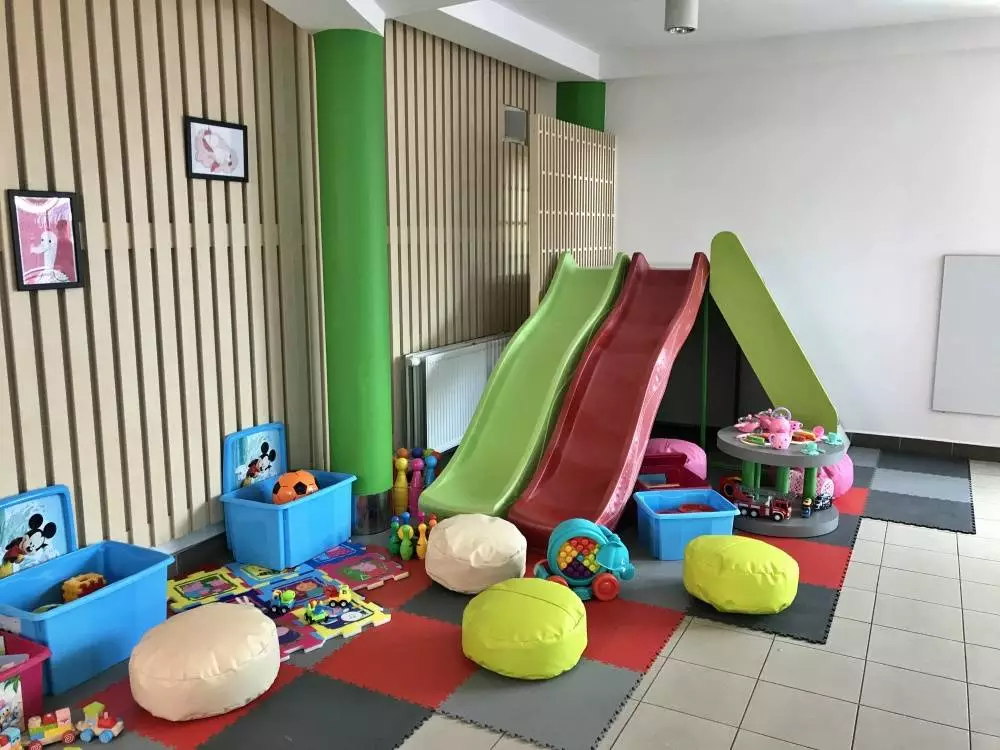 W szpitalu dziecięcym w Chorzowie oddano do użytku Strefę Rodzica. To plac zabaw ze zjeżdżalniami, huśtawkami i zabawkami.