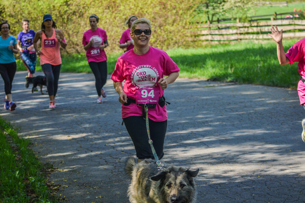 Oko w oko z rakiem, bieg charytatywny wspierający osoby zmagające się w z chorobą nowotworową, odbył się dziś w chorzowskim Skansenie. Na starcie pojawiło się kilkuset uczestników - dorosłych i dzieci, zdrowych i w trakcie leczenia. Wszystko po to, by okazać solidarność.