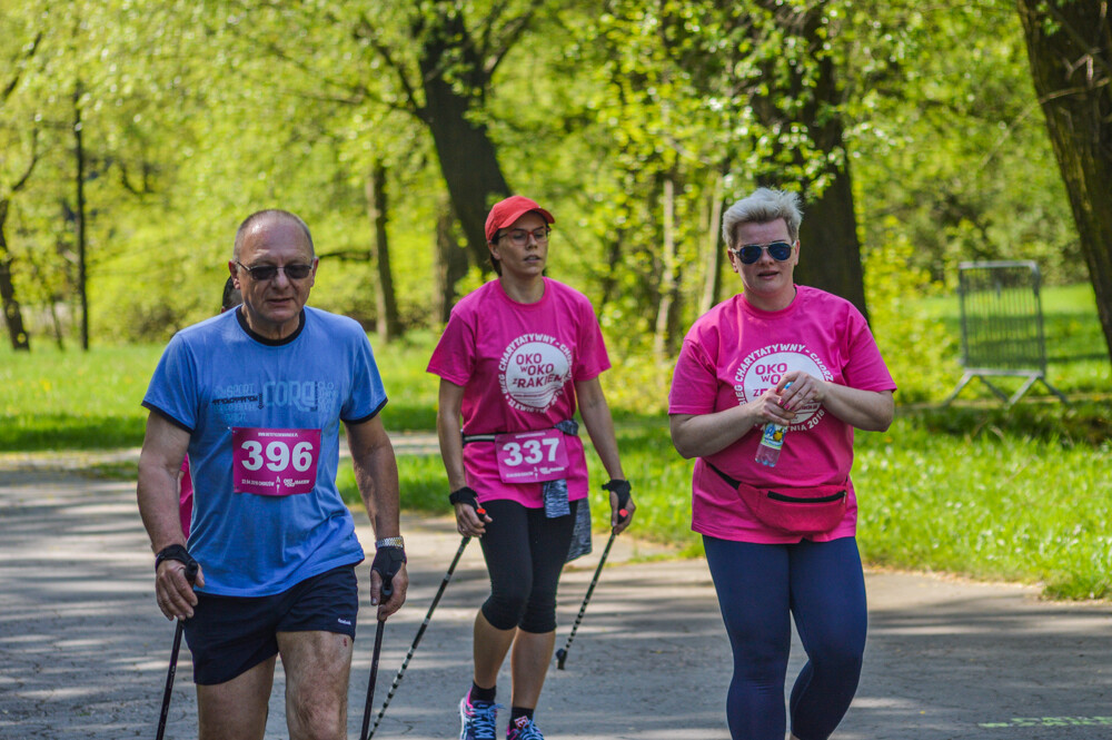 Oko w oko z rakiem, bieg charytatywny wspierający osoby zmagające się w z chorobą nowotworową, odbył się dziś w chorzowskim Skansenie. Na starcie pojawiło się kilkuset uczestników - dorosłych i dzieci, zdrowych i w trakcie leczenia. Wszystko po to, by okazać solidarność.