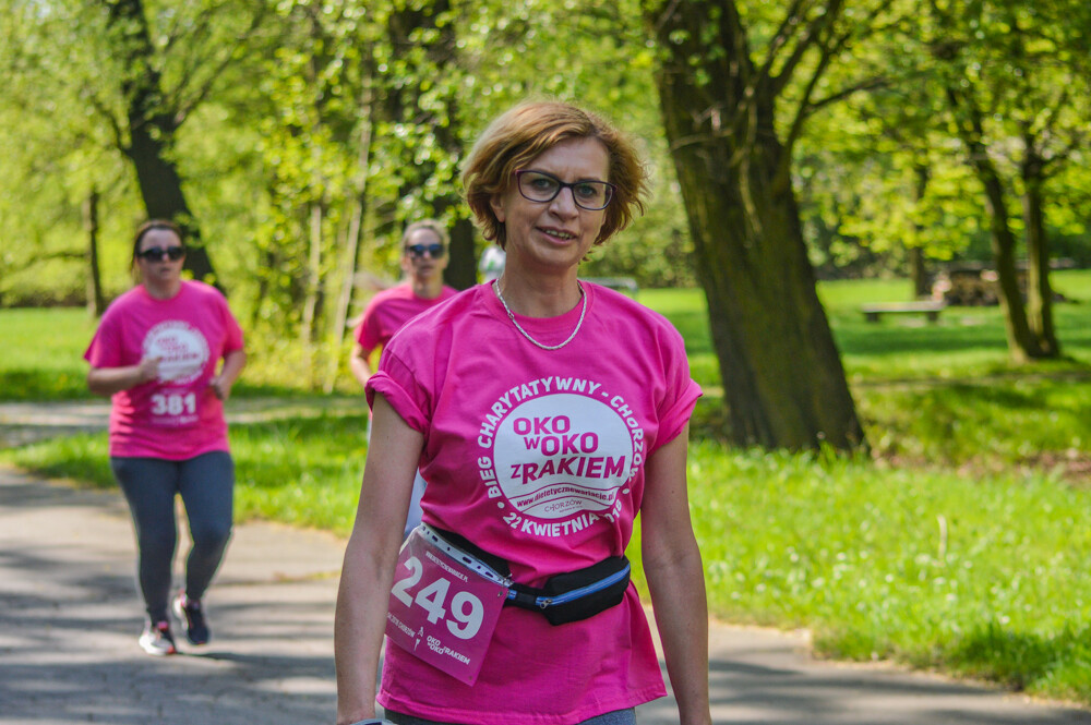 Oko w oko z rakiem, bieg charytatywny wspierający osoby zmagające się w z chorobą nowotworową, odbył się dziś w chorzowskim Skansenie. Na starcie pojawiło się kilkuset uczestników - dorosłych i dzieci, zdrowych i w trakcie leczenia. Wszystko po to, by okazać solidarność.