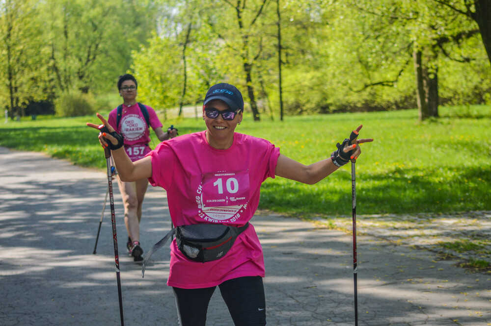Oko w oko z rakiem, bieg charytatywny wspierający osoby zmagające się w z chorobą nowotworową, odbył się dziś w chorzowskim Skansenie. Na starcie pojawiło się kilkuset uczestników - dorosłych i dzieci, zdrowych i w trakcie leczenia. Wszystko po to, by okazać solidarność.
