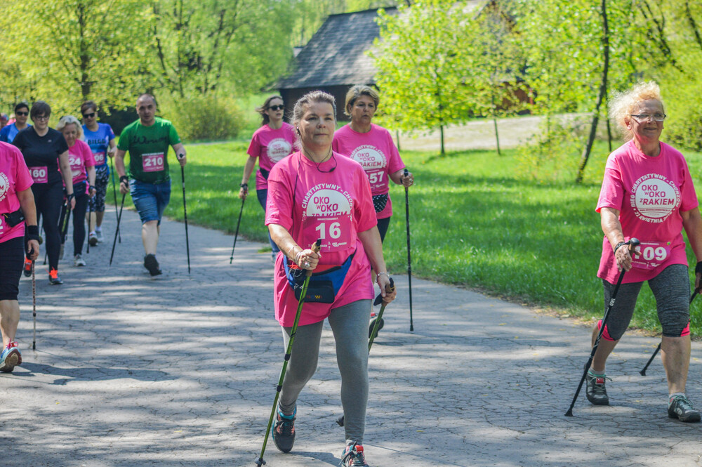 Oko w oko z rakiem, bieg charytatywny wspierający osoby zmagające się w z chorobą nowotworową, odbył się dziś w chorzowskim Skansenie. Na starcie pojawiło się kilkuset uczestników - dorosłych i dzieci, zdrowych i w trakcie leczenia. Wszystko po to, by okazać solidarność.