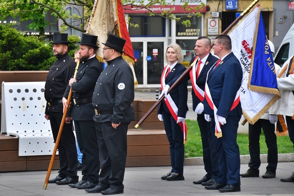 To było prawdziwe fajrowanie z okazji Dnia Hutnika! Po raz pierwszy ulicami miasta przeszedł Pochód Ludzi Ognia! W Muzeum Hutnictwa odbyła się druga edycja FLORIANFESTU.

fot. Jacek Knapik