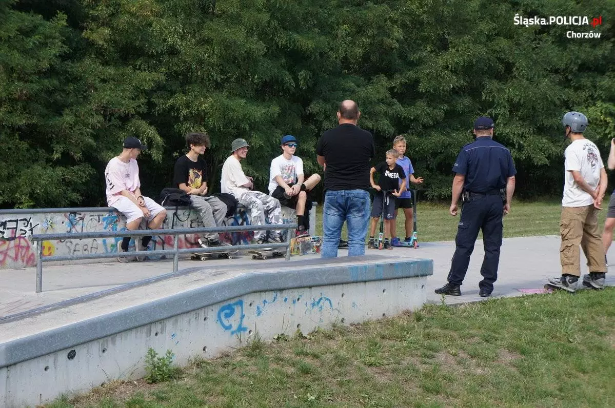 Policjanci rozmawiali o bezpieczeństwie na skateparkach
