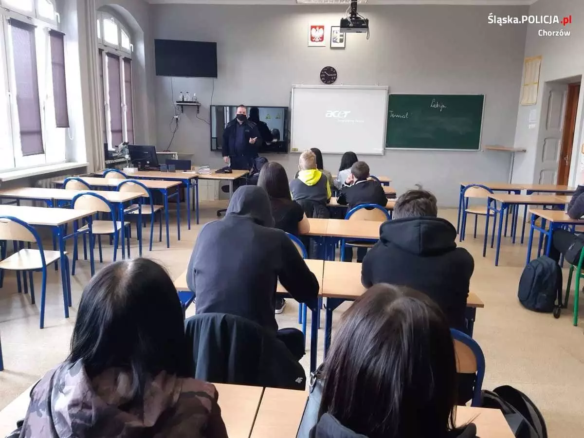 Policjanci rozmawiali z uczniami z chorzowskich szkół o cyberzagrożeniach