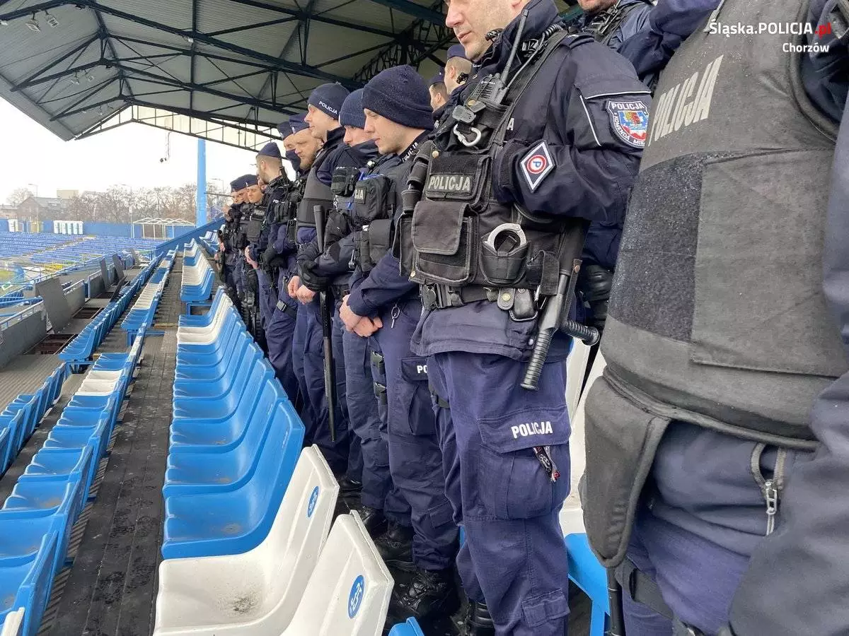 Policyjne &#263;wiczenia na stadionie pi&#322;karskim przy ulicy Cichej w Chorzowie