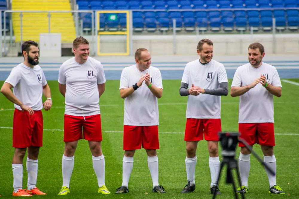 Na Stadionie Śląskim stanęli przeciwko sobie pracownicy mediów i urzędów, zagrali w meczu charytatywnym dedykowanym osobom niepełnosprawnym.