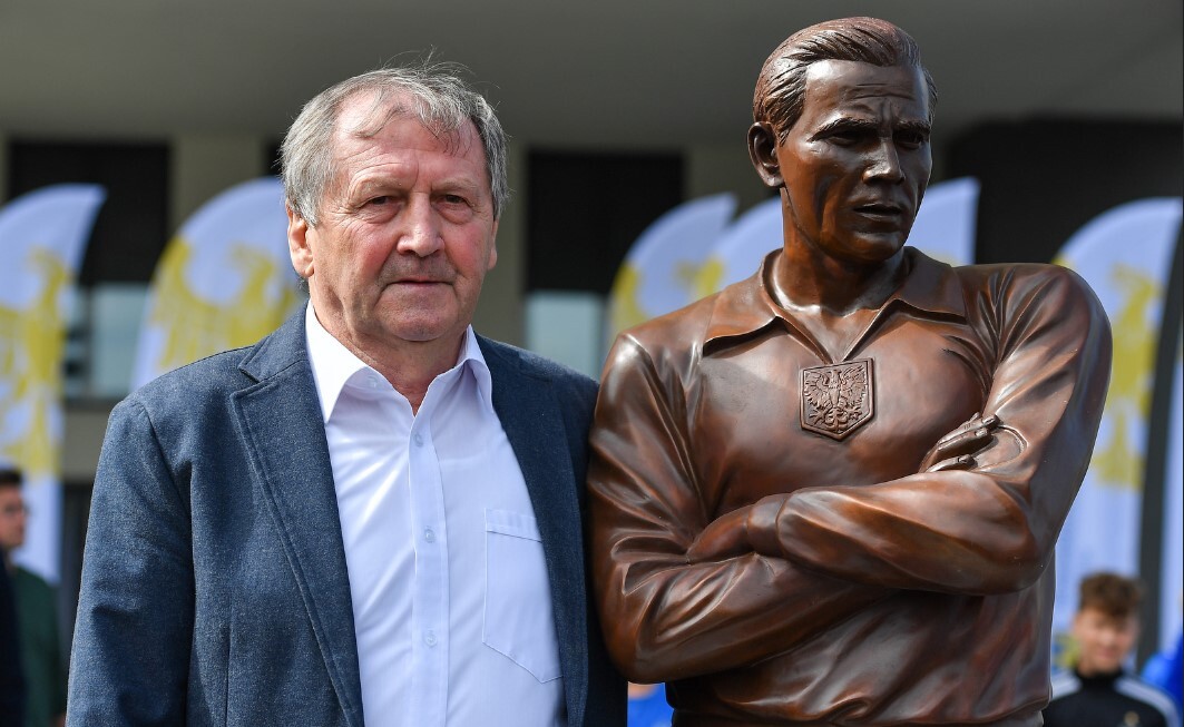 Pomnik wybitnego piłkarza stanął pod Stadionem Śląskim. Rzeźbę Gerarda Cieślika odsłonił wzruszony syn piłkarza, Jan Cieślik/fot. Stadion Śląski [FB]