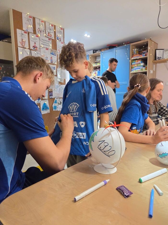 Piłkarze Ruchu Chorzów odwiedzili Dom Aniołów Stróżów/fot. Anioły Batory