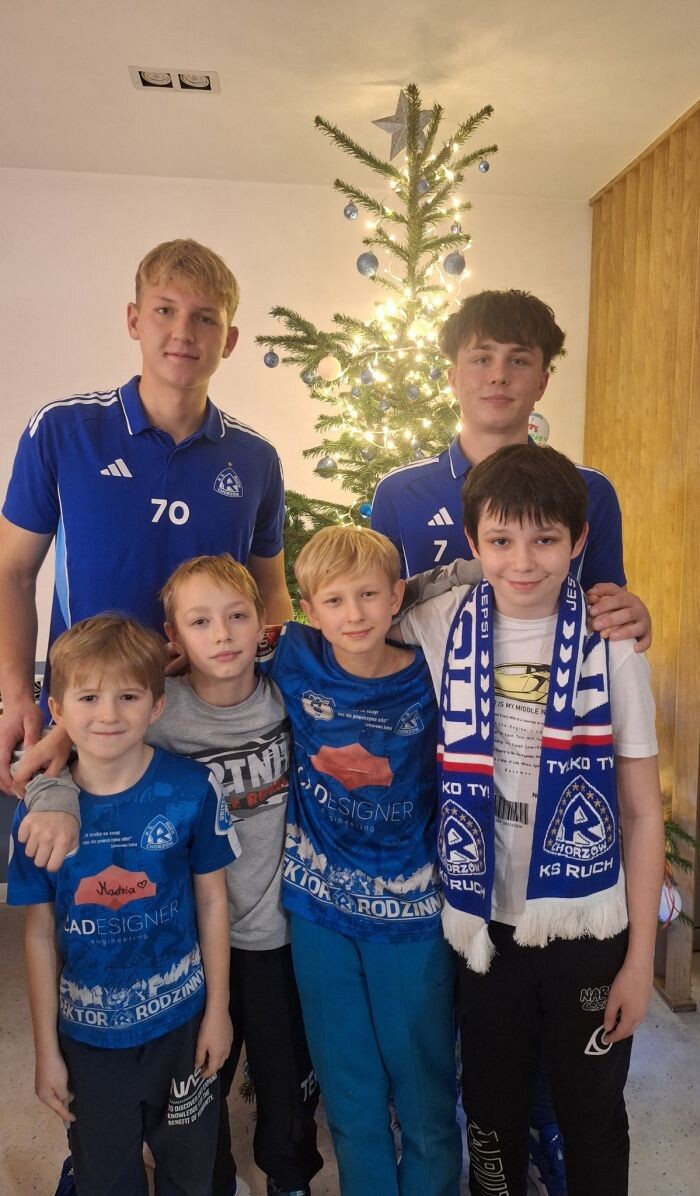 Piłkarze Ruchu Chorzów odwiedzili Dom Aniołów Stróżów/fot. Anioły Batory