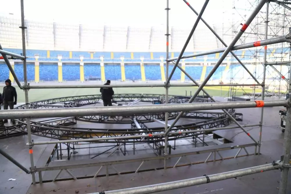 31 grudnia na Stadionie Śląskim po raz kolejny odbędzie się Sylwestrowa Moc Przebojów z telewizją Polsat. Przygotowania do tej wyjątkowej nocy trwają. Na stadionie wznoszona jest ogromna scena.