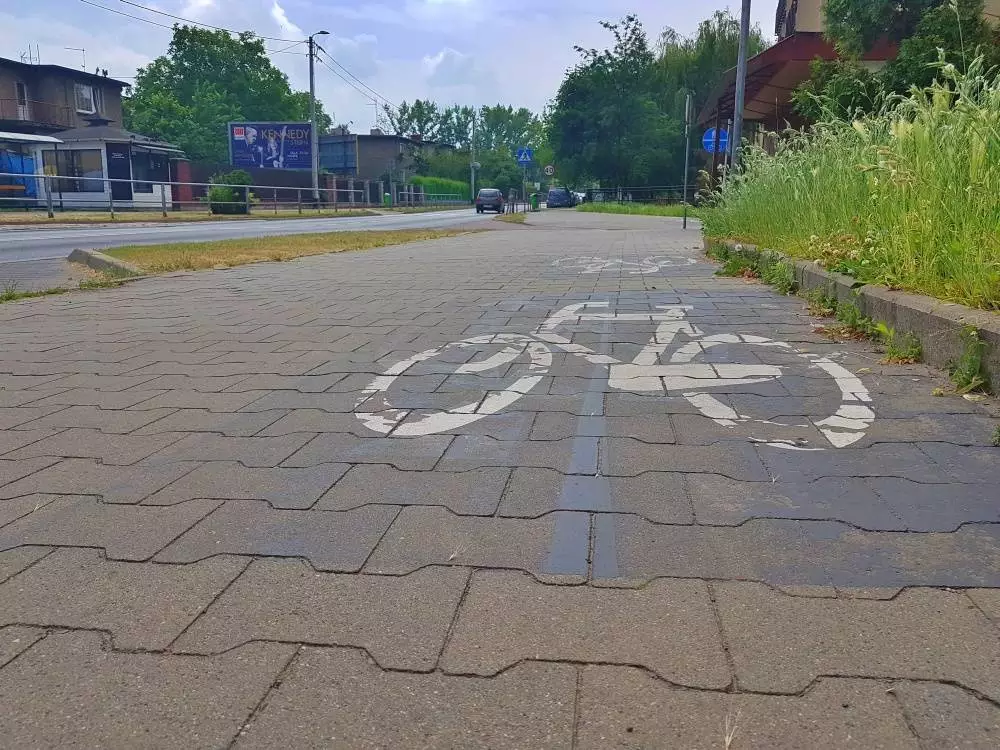 Ścieżki rowerowe w Chorzowie. Zdaniem rowerzystów jest ich zbyt mało i są kiepskiej jakości. Ciąg pieszo-rowerowy przy ul. Batorego jest najczęściej krytykowany.
