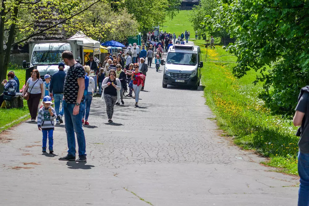 Chorzowski Skansen odwiedziły dziś tłumy, grubo  ponad tysiąc osób (jeśli nie więcej) przyjechało tutaj, aby wziąć udział w imprezie Śląskie Gody. Można zwiedzać, posłuchać tradycyjnych pieśni, smacznie zjeść i miło spędzić czas. Czego chcieć więcej? Zobaczcie zdjęcia!