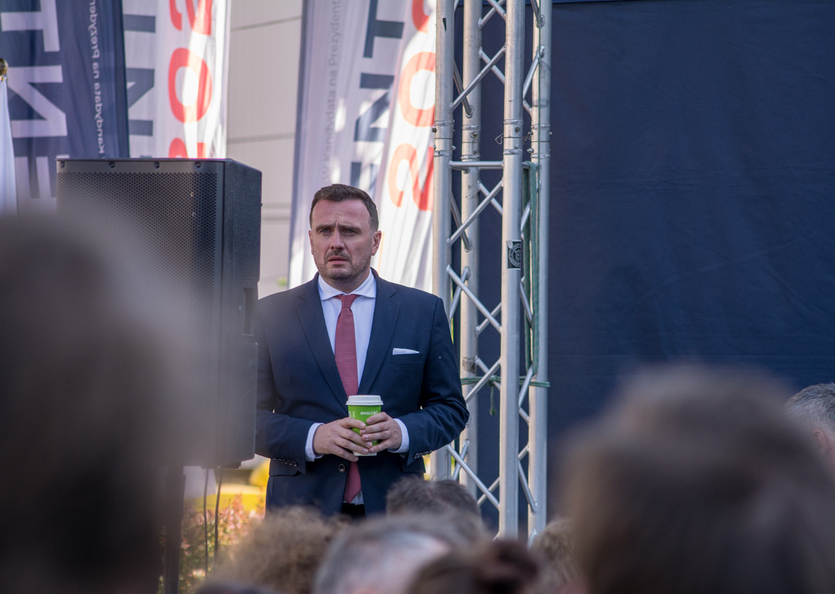 Kilkaset osób zebrało się dziś na rynku, przy Urzędzie Miasta, by spotkać się z kandydatem na prezydenta, Sławomirem Mentzenem.