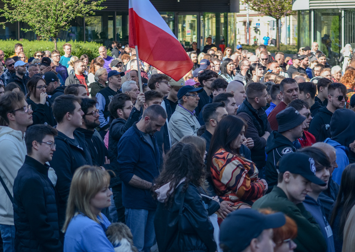 Kilkaset osób zebrało się dziś na rynku, przy Urzędzie Miasta, by spotkać się z kandydatem na prezydenta, Sławomirem Mentzenem.