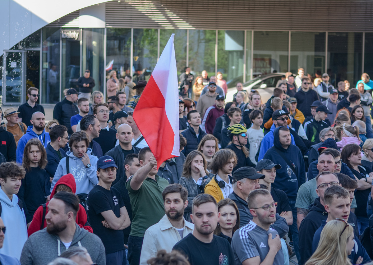 Kilkaset osób zebrało się dziś na rynku, przy Urzędzie Miasta, by spotkać się z kandydatem na prezydenta, Sławomirem Mentzenem.