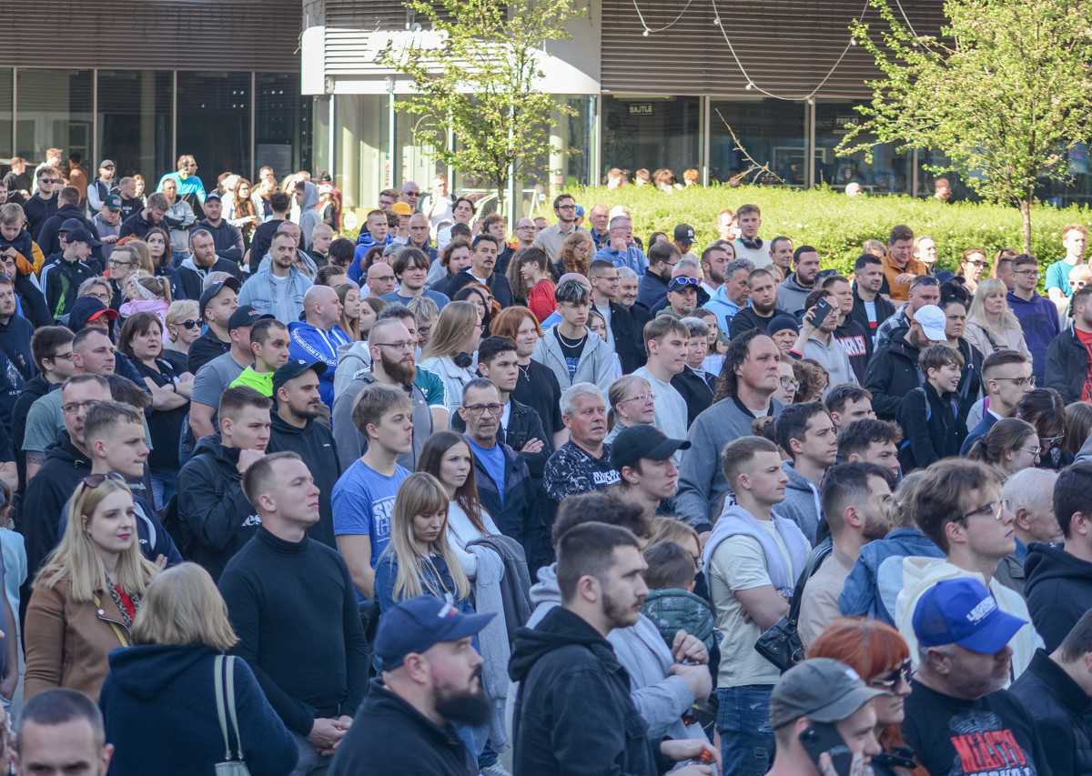Kilkaset osób zebrało się dziś na rynku, przy Urzędzie Miasta, by spotkać się z kandydatem na prezydenta, Sławomirem Mentzenem.