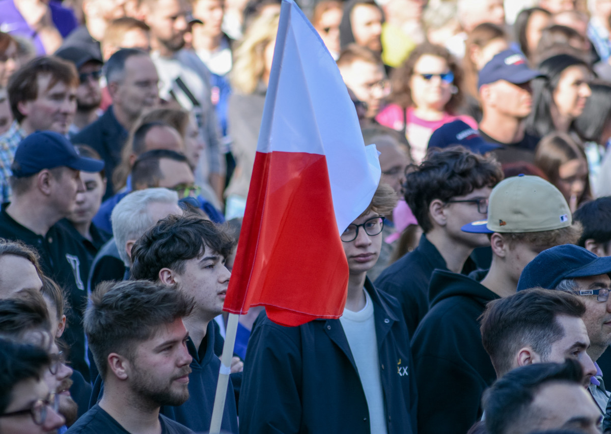 Kilkaset osób zebrało się dziś na rynku, przy Urzędzie Miasta, by spotkać się z kandydatem na prezydenta, Sławomirem Mentzenem.