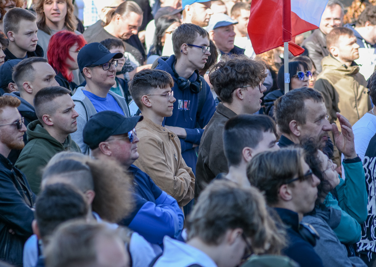 Kilkaset osób zebrało się dziś na rynku, przy Urzędzie Miasta, by spotkać się z kandydatem na prezydenta, Sławomirem Mentzenem.