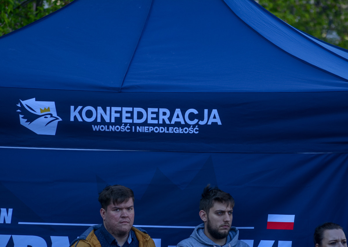 Kilkaset osób zebrało się dziś na rynku, przy Urzędzie Miasta, by spotkać się z kandydatem na prezydenta, Sławomirem Mentzenem.