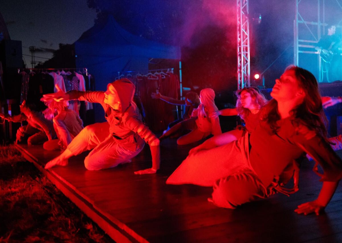 Spektakl "WIR" poruszył Chorzów – taniec, teatr i muzyka na żywo pod gwiazdami [ZDJĘCIA] / fot. ChCK